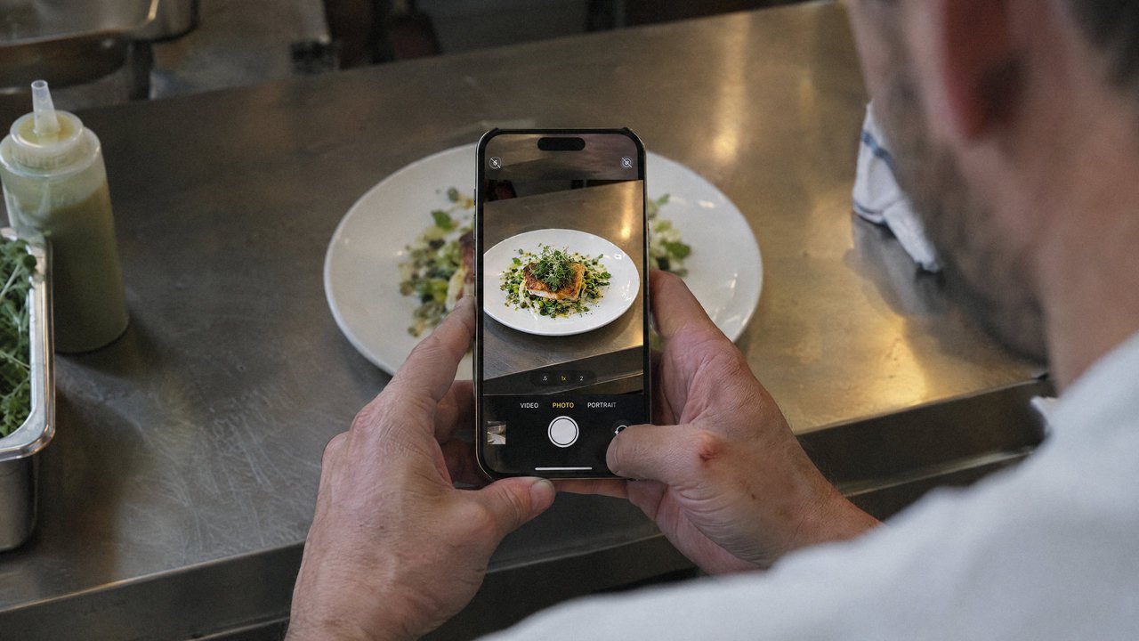 Un chef photographie l'assiette qu'il vient de dresser