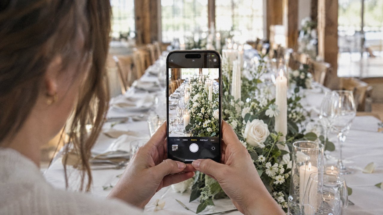 Une décoratrice photographie la table de mariage qu'elle vient de dresser
